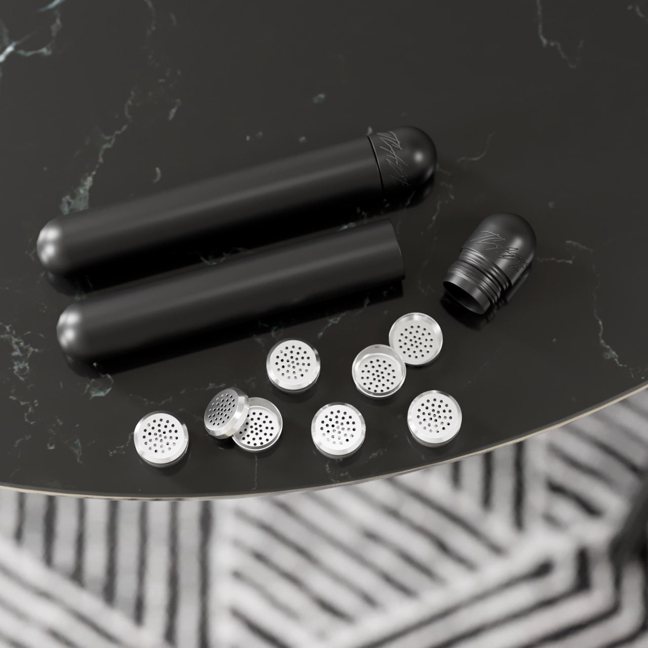 JCASE Aluminium Kapselbehälter geöffnet mit herausgelegten Dosierkapseln – sichere Aufbewahrung für Storz & Bickel Vaporizer Kapseln